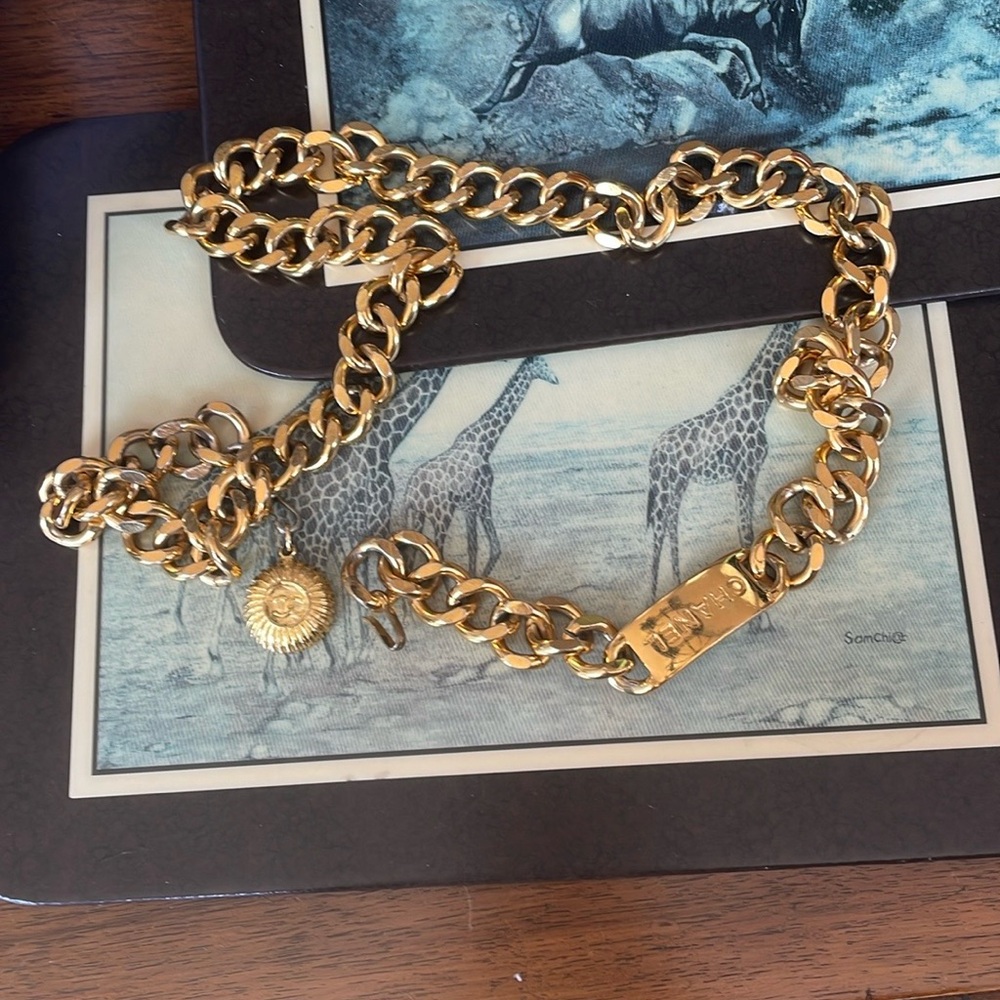 🌟🌟HOST PICK🌟🌟Beyond Stunning Chanel Belt comes with original box